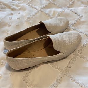 Cream flats size 9- Soul Naturalizer